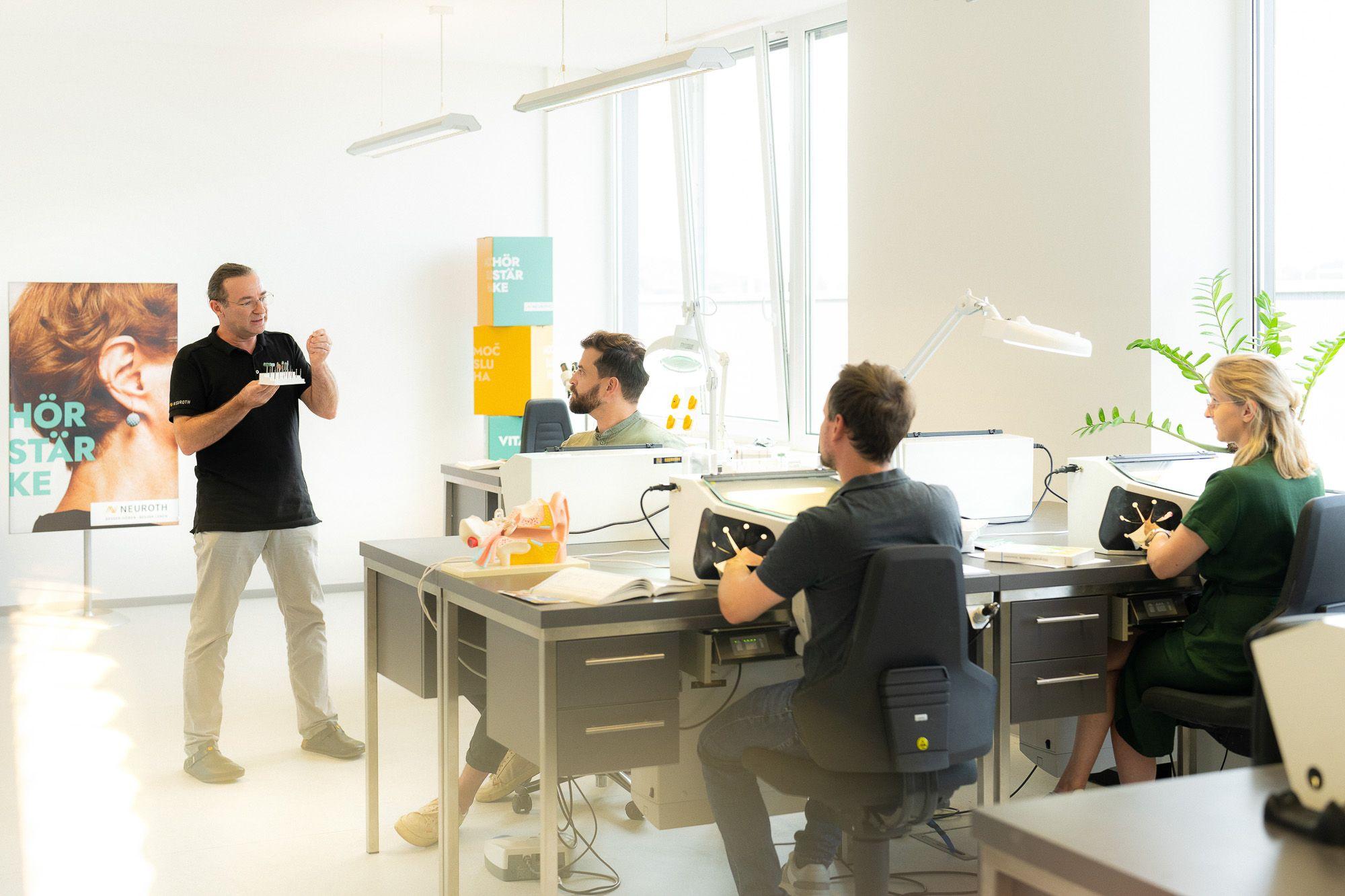 Trainer gibt einen Kurs im Schulungslabor in Lebring Benefits Ausbildung Weiterbildung 