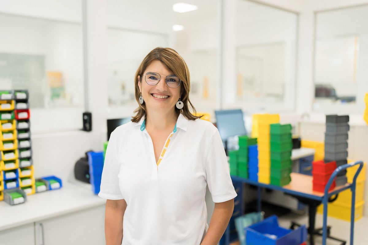 employee assurance qualite Supply Center Lebring chemise blanche