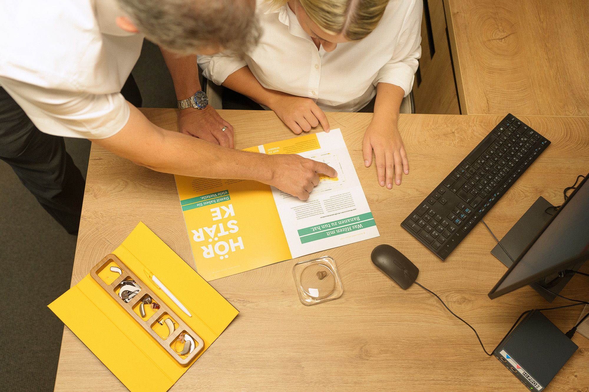 formation en audioprothese le cadre montre des documents d'apprentissage cabine auditive