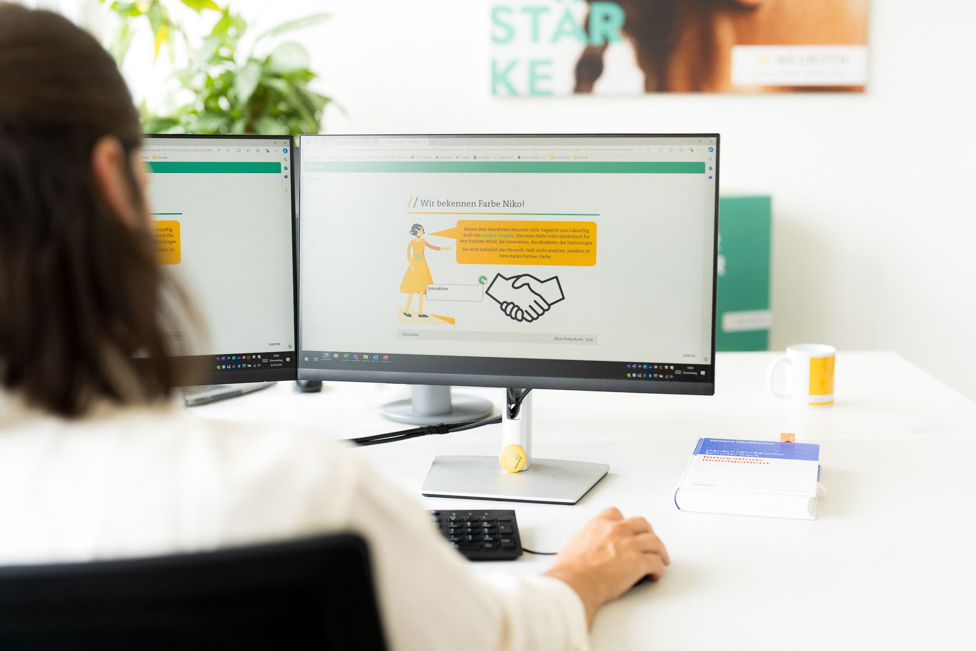 Neuroth-Akademie Mitarbeiter sitzt am PC und absolviert eLearning Kurs Ausbildung Weiterbildung