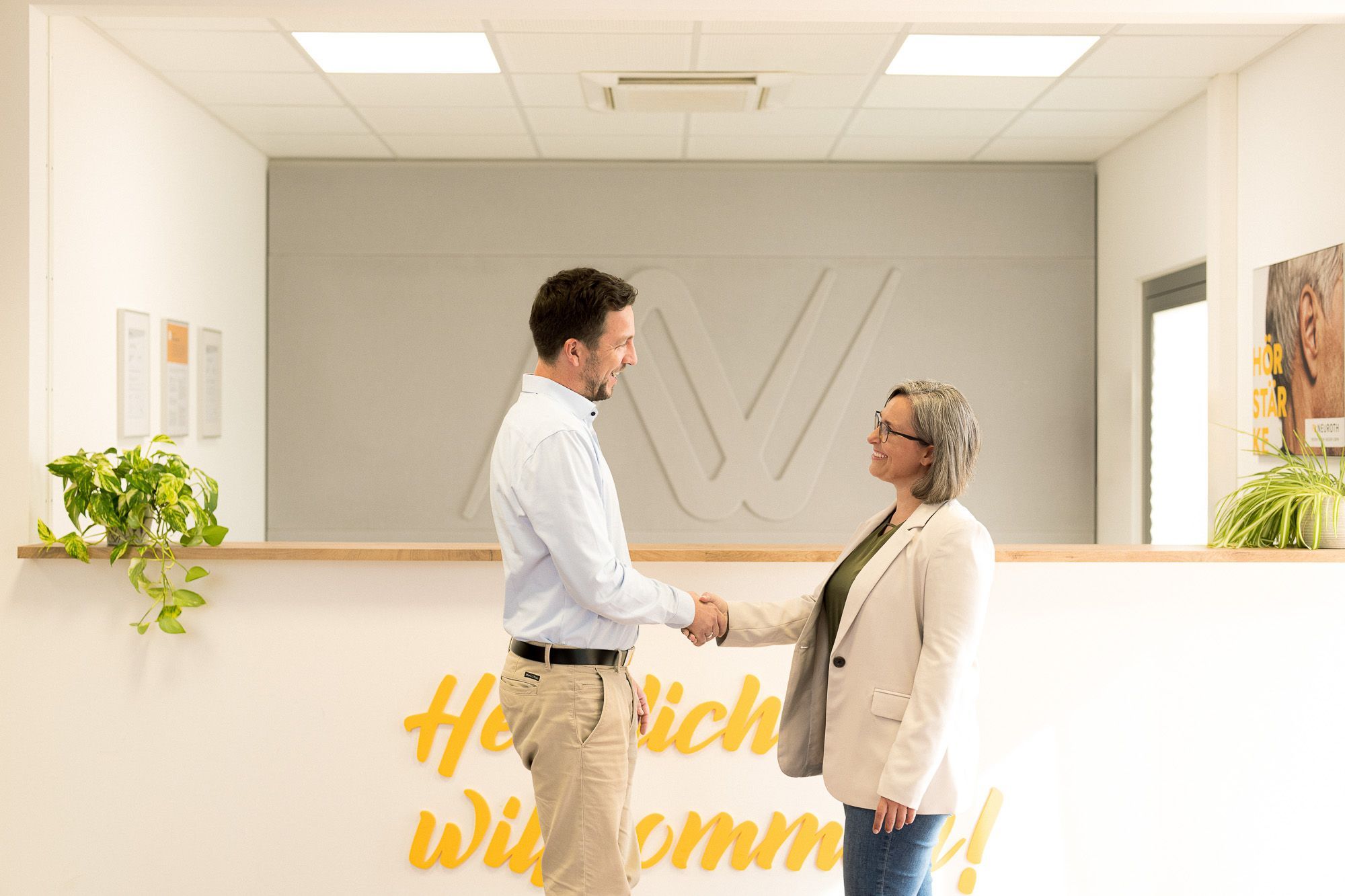 recruteur accueille une candidate au siege de Graz reception poignee de main