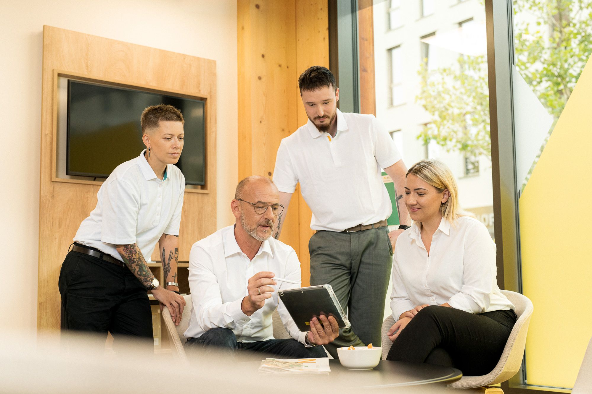 Training on the job Team sitzt in einer Besprechung Lehre gemeinsames Lernen Teamwork