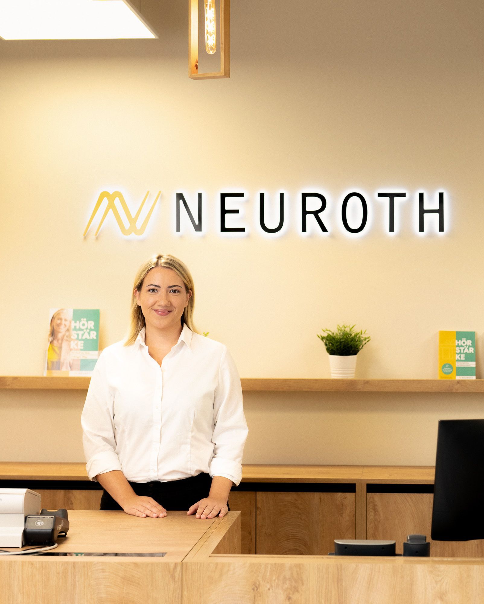 Akusticarka u Neuroth centru za sluh, Neuroth logo u pozadini