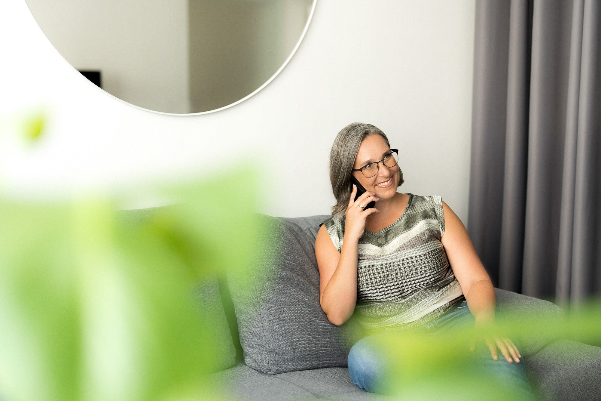 Kandidatkinja kod kuce razgovara na pametni telefon